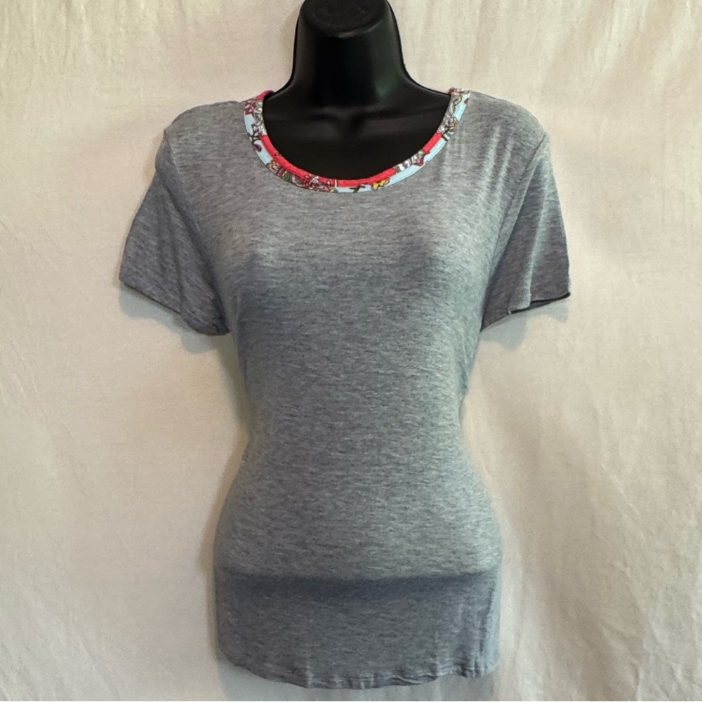 G-22 Layla Gray & Floral‎ Trim Short Sleeve Pullover Blouse Size M
